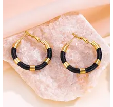Goodies Label Zwarte Hoops met Goudkleurige Details | Statement Oorringen