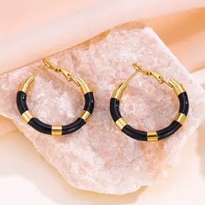 Goodies Label Zwarte Hoops met Goudkleurige Details | Statement Oorringen