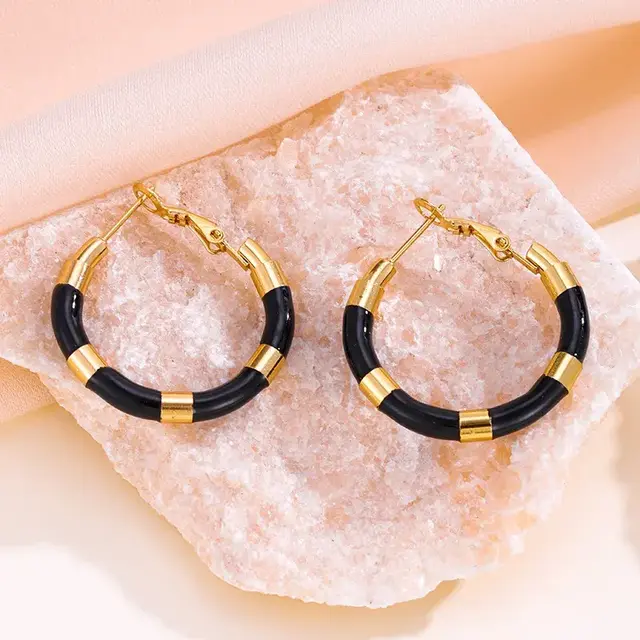 Goodies Label Zwarte Hoops met Goudkleurige Details | Statement Oorringen