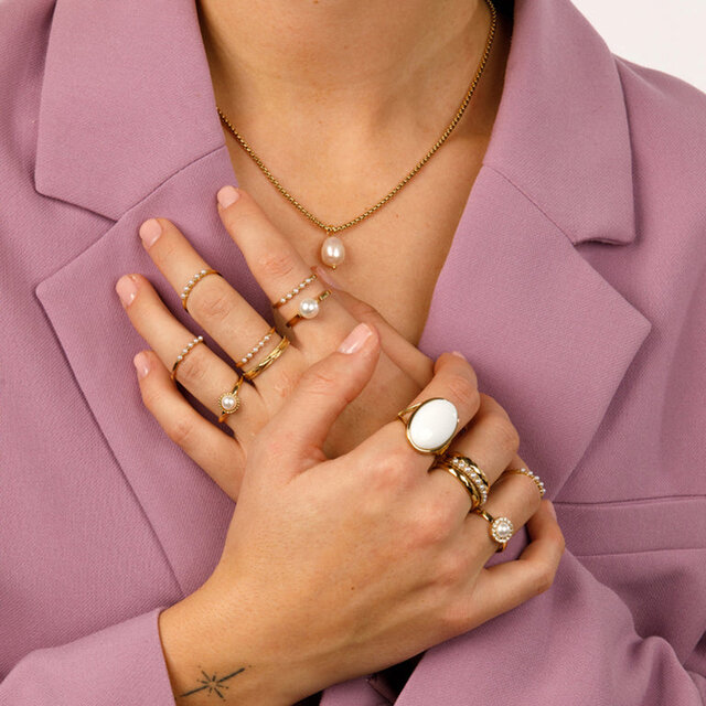 Gouden ring - witte parel - zirkonia steentjes