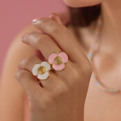 Gouden bloemring - Roze epoxy - Speels en stijlvol