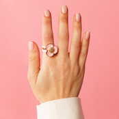 Gouden bloemring - Roze epoxy - Speels en stijlvol