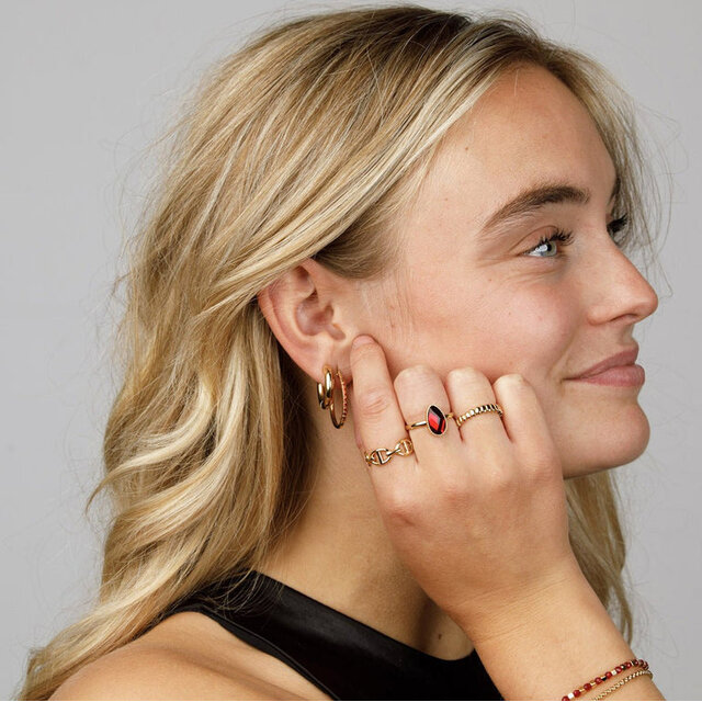 Gouden ring - ovaalvormige details - subtiele elegantie