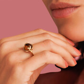 Ring met Hartjesdetail en Ronde Glassteen • Amber