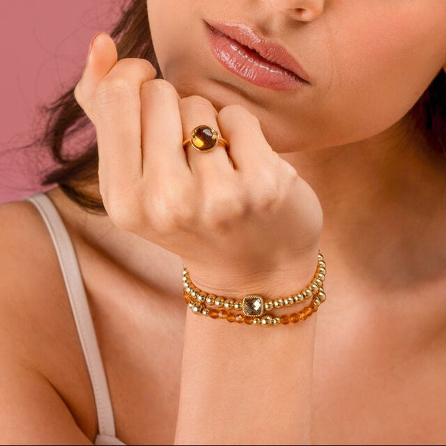 Ring met Hartjesdetail en Ronde Glassteen • Amber