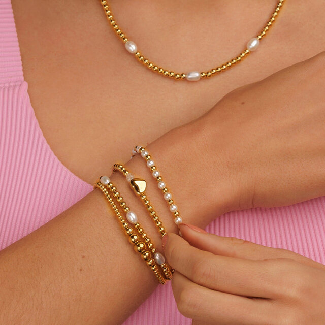 Elastische Parelarmband met Gouden Kralen