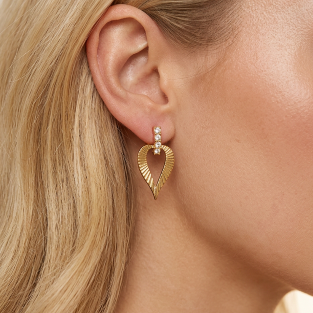 Gouden oorbellen met hartvormige hanger en zirkonia