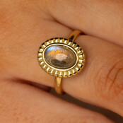 Ring met Ovale Edelsteen en Ribbelrand • Labradoriet