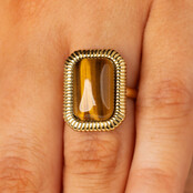 Statement Ring met Rechthoekige Edelsteen en Ribbelrand • Tiger Eye
