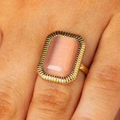 Statement Ring met Rechthoekige Edelsteen en Ribbelrand • Pink Moonstone