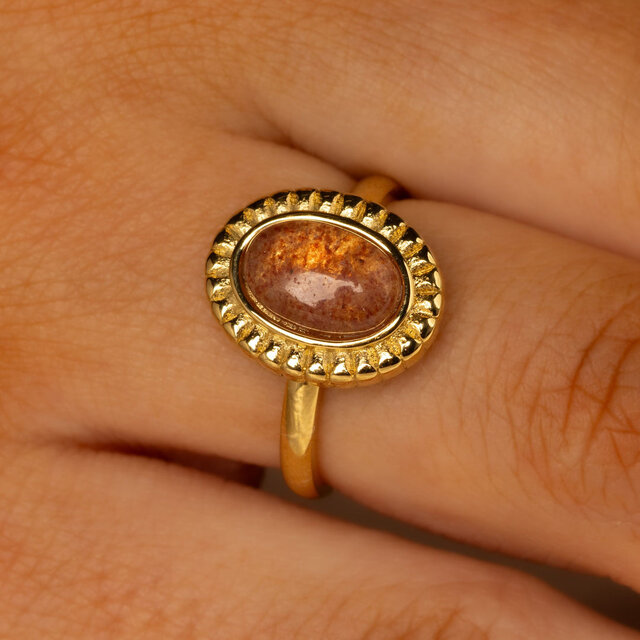 Ring met Ovale Edelsteen en Ribbelrand • Berry Quartz
