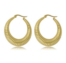 33 mm brede gouden oorring met unieke afwerking 33x7mm