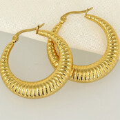 33 mm brede gouden oorring met unieke afwerking 33x7mm