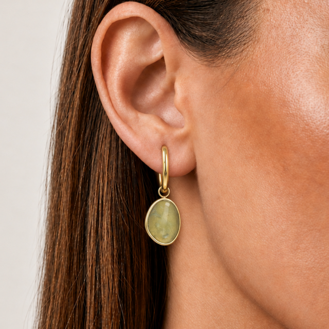 Gouden Oorring met Green Fluorite Hanger in Organische Vorm