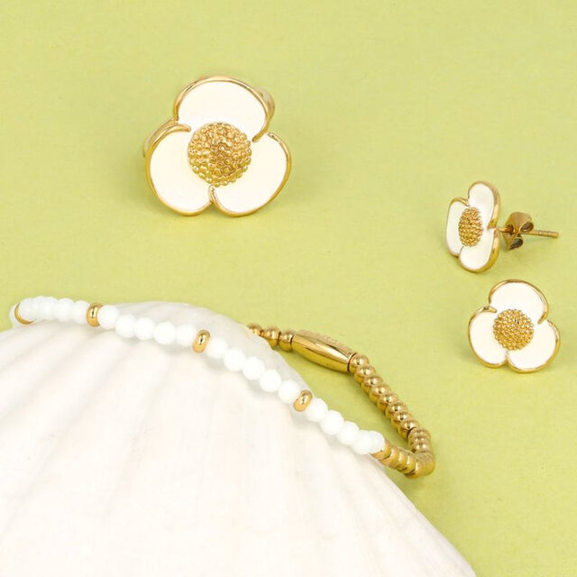 Stralende Gouden Oorsteker met Witte Epoxy Bloemendetail