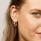 Elegante gouden oorring met stralende witte parels