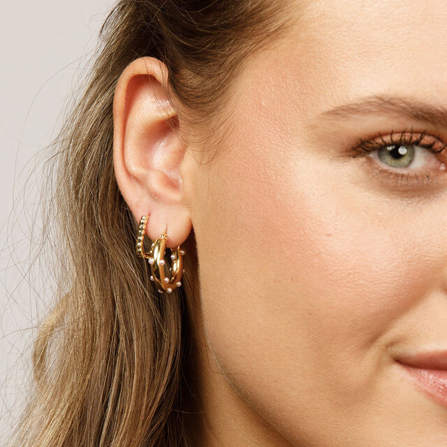 Elegante gouden oorring met stralende witte parels