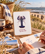 SAARTJE x Goodies Ansichtkaart Kreeft Catch Me by the Sea