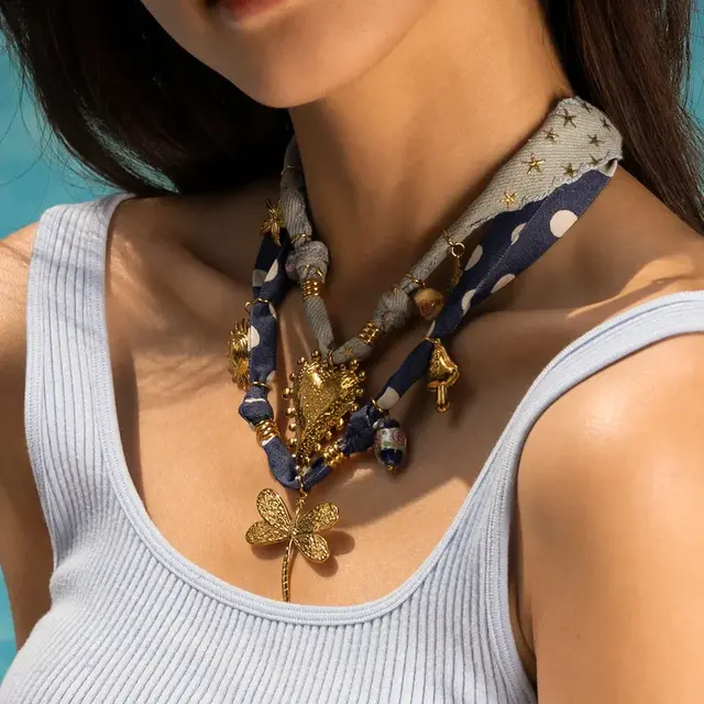 Goodies Label Scarf Ketting Blauw met Bloem – 41 + 5 cm