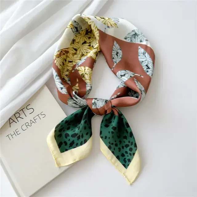 Goodies Label Satin Silk Sjaaltje Rust Groen Leopard – 70 x 70 cm