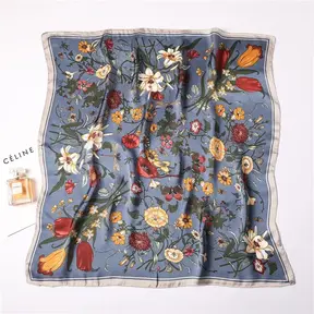 Goodies Label Satin Silk Sjaaltje Blue Garden Floral – 70 x 70 cm