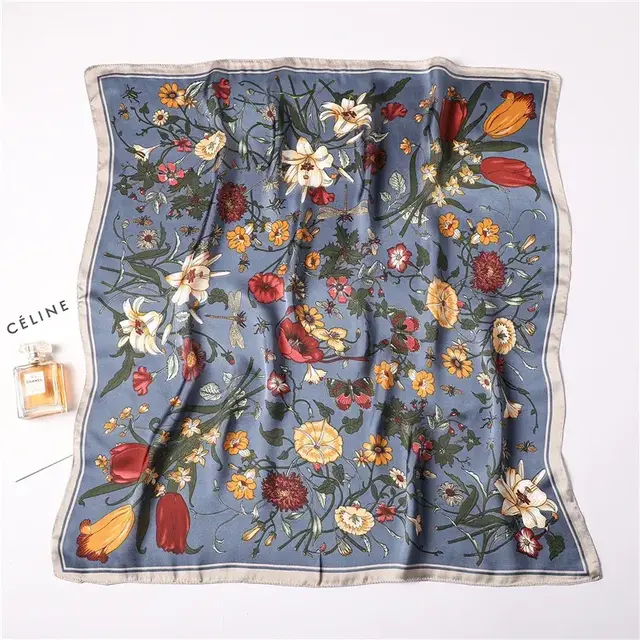 Goodies Label Satin Silk Sjaaltje Blue Garden Floral – 70 x 70 cm