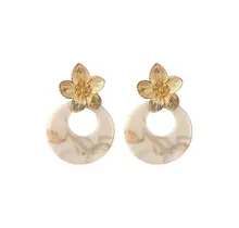 Goodies Label Flower Statement Oorbellen Crème Goudkleurig