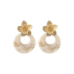 Goodies Label Flower Statement Oorbellen Crème Goudkleurig