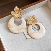 Goodies Label Flower Statement Oorbellen Crème Goudkleurig