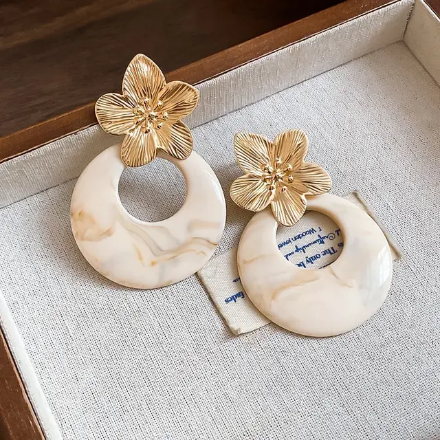 Goodies Label Flower Statement Oorbellen Crème Goudkleurig