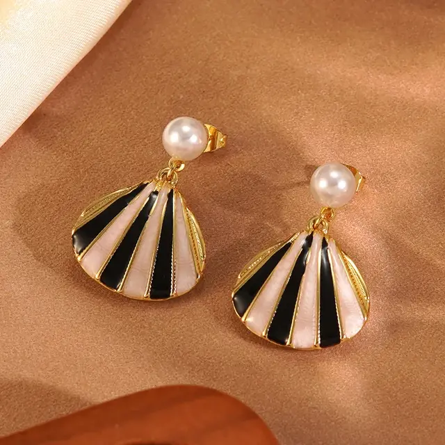 Goodies Label Shell Pearl Oorbellen Goudkleurig – Zwart/Creme