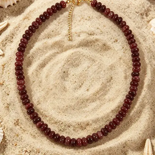 Goodies Label Natuursteen Kralenketting Burgundy – 18K PVD