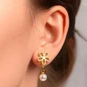 Goodies Label Flower Pearl Oorbellen Stainless Steel – Goud of Zilver