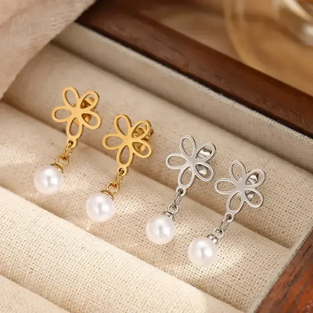 Goodies Label Flower Pearl Oorbellen Stainless Steel – Goud of Zilver