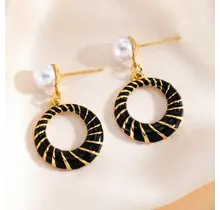 Goodies Label Pearl Circle Oorbellen Zwart Goudkleurig – 38 mm
