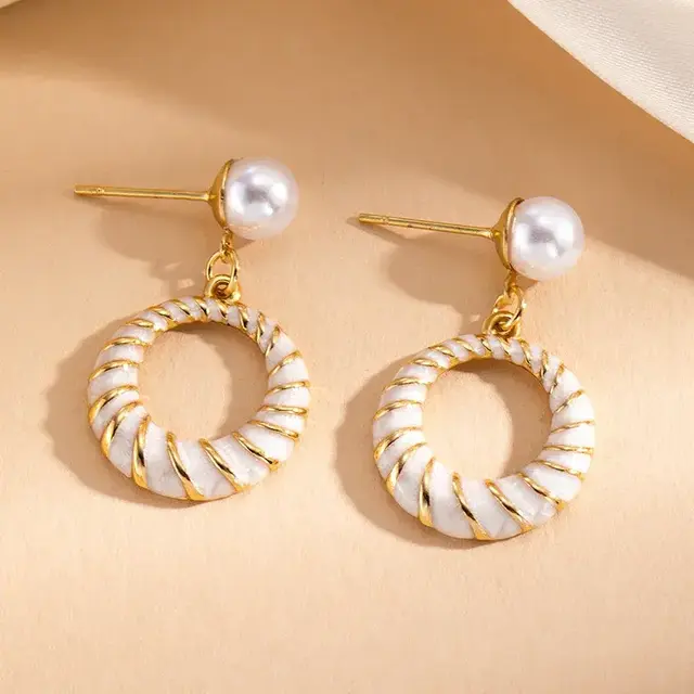 Goodies Label Pearl Circle Oorbellen Crème Goudkleurig – 38 mm