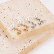 Goodies Label Pearl Drop Studs – Goud of Zilver