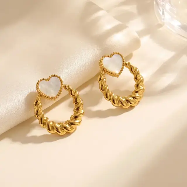 Goodies Label Heart Twist Oorbellen Parelmoer Goudkleurig – 25 mm