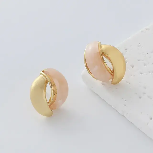 Goodies Label Asymmetrical Studs Peach Goudkleurig – 22 mm