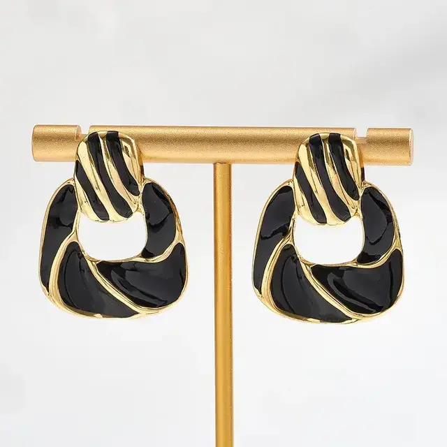 Goodies Label Enamel Statement Studs Zwart Goudkleurig – Stainless Steel