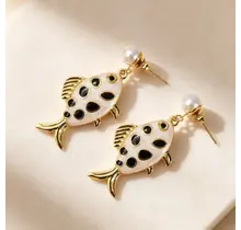Goodies Label Fish Pearl Drop Oorbellen Goudkleurig – Enamel Stainless Steel