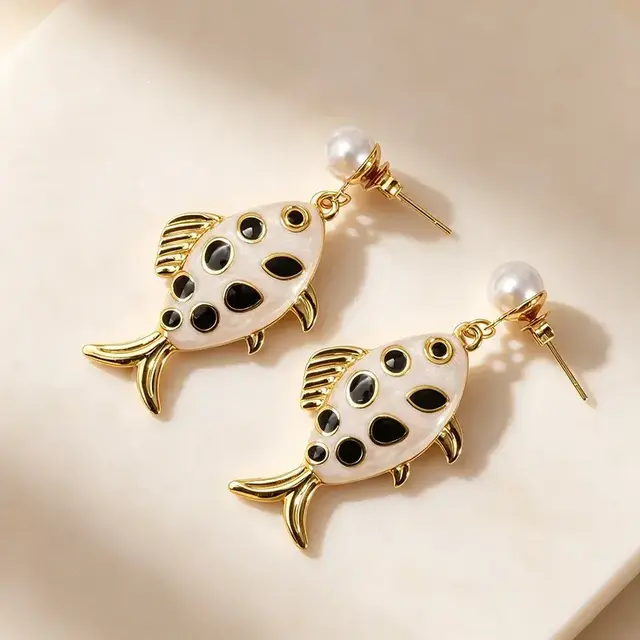Goodies Label Fish Pearl Drop Oorbellen Goudkleurig – Enamel Stainless Steel