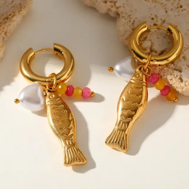 Goudkleurige Vis Hoops met Kralen & Parel-Look – 5,3 cm