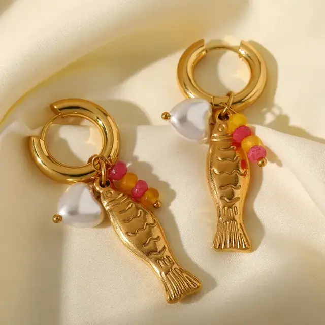 Goudkleurige Vis Hoops met Kralen & Parel-Look – 5,3 cm