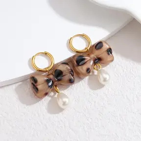 Goudkleurige Vis Hoops met Kralen & Parel-Look – 5,3 cm
