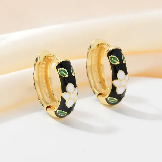 Zwarte Enamel Bloemen Hoops Goudkleurig – Retro Style