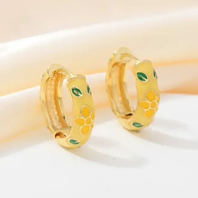 Gele Enamel Bloemen Hoops Goudkleurig – Retro Style