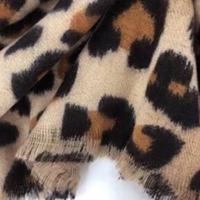 Warme en zachte panterprint sjaal beige – perfect voor de winter