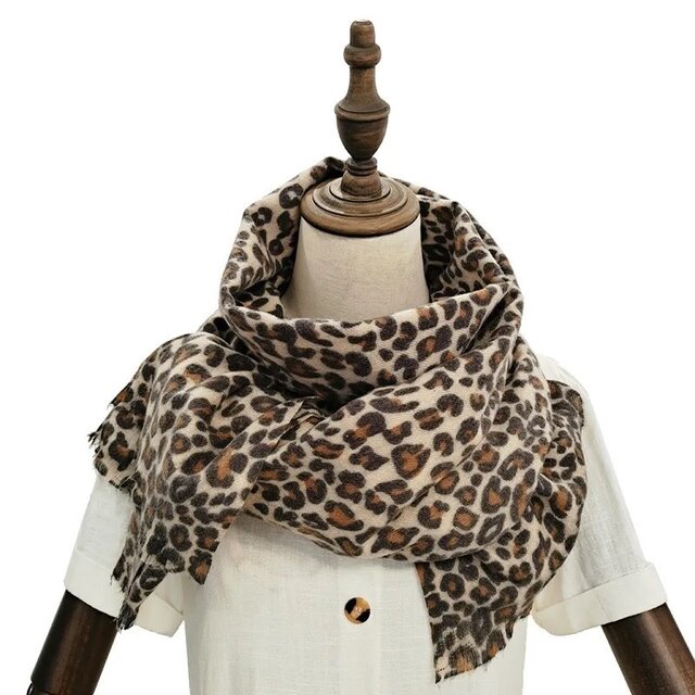 Warme en zachte panterprint sjaal beige – perfect voor de winter