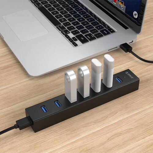 Orico USB 3.0-Hub mit 7 Anschlüssen in mattem Schwarz mit 1 Meter 5 Gbit / s USB 3.0-Datenkabel und zusätzlichem USB-Stromkabel